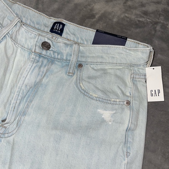 BRAND NEW Gap High Rise Mom Jeans Distressed Light Wash - Picture 2 of 3